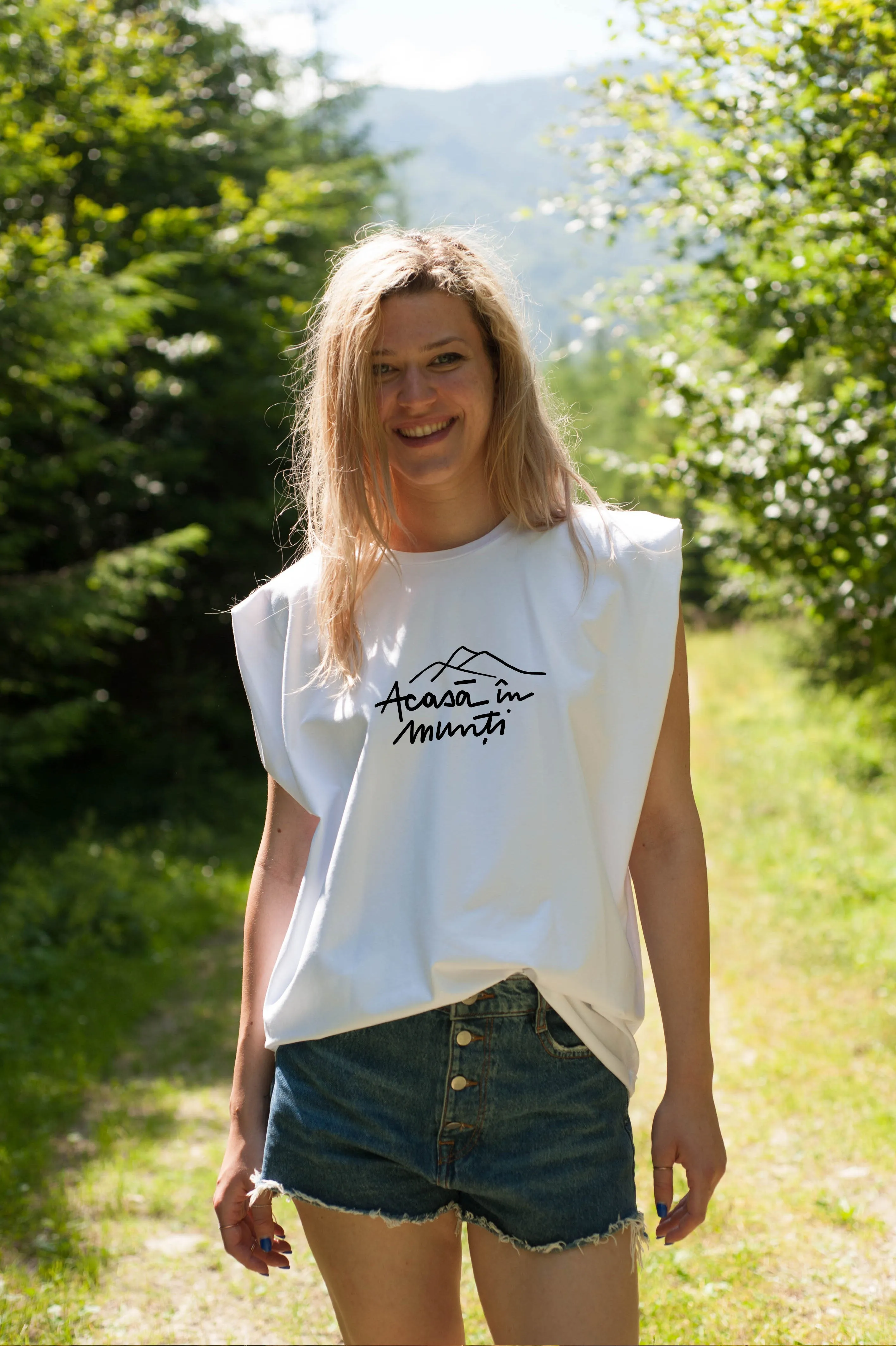 ACASA IN MUNTI Sleeveless T-shirt