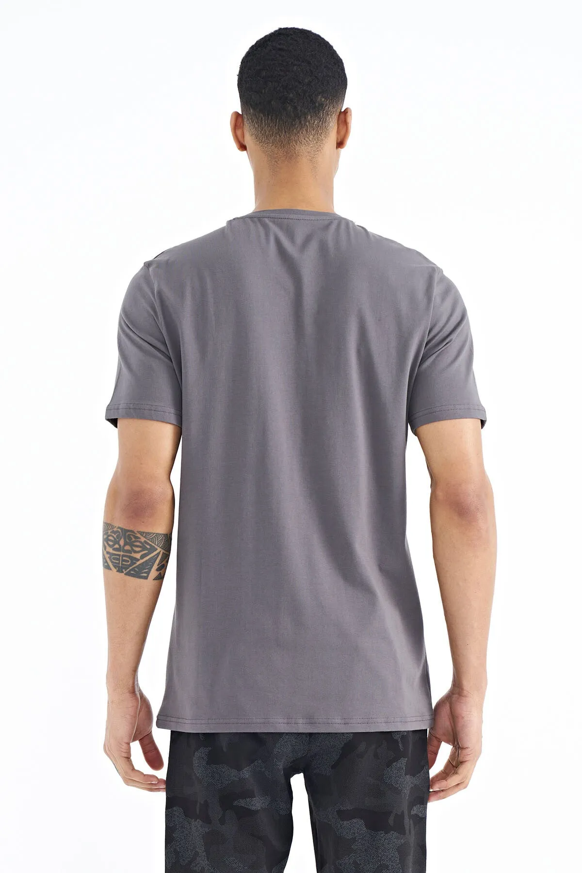 baski detayli v yaka standart kalip erkek t-shirt - 88186