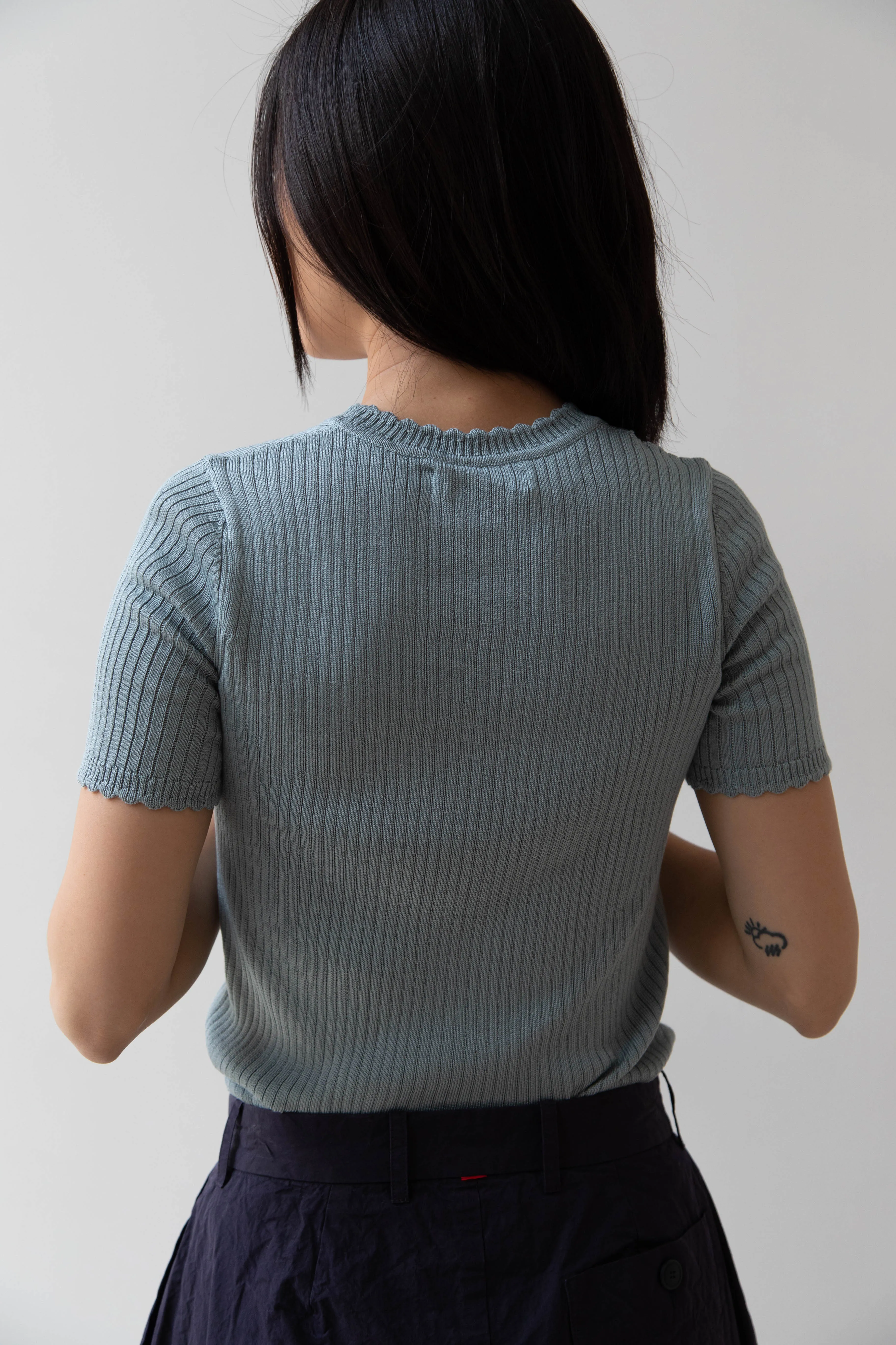 Une Heures | Short Sleeve Scallop in Piscine