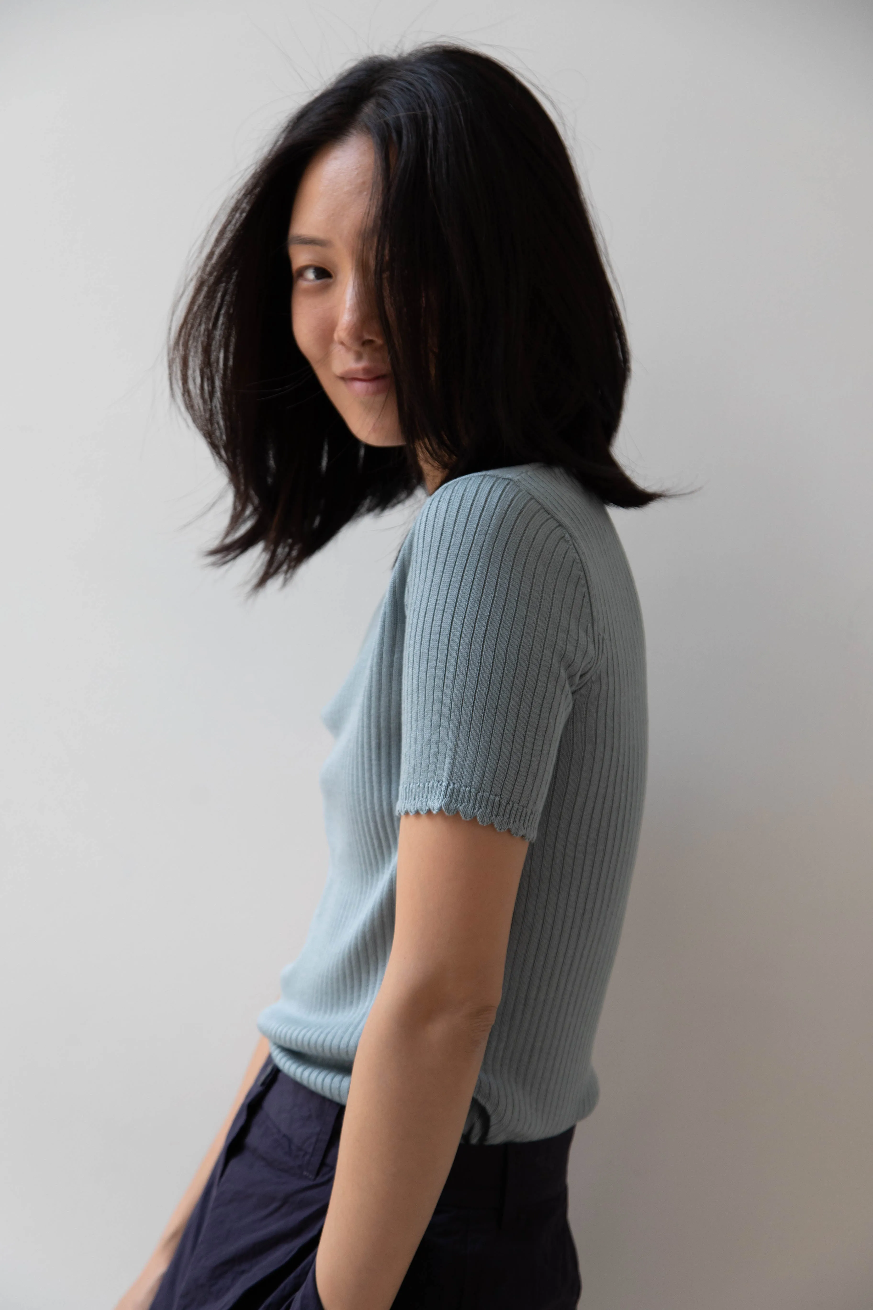 Une Heures | Short Sleeve Scallop in Piscine