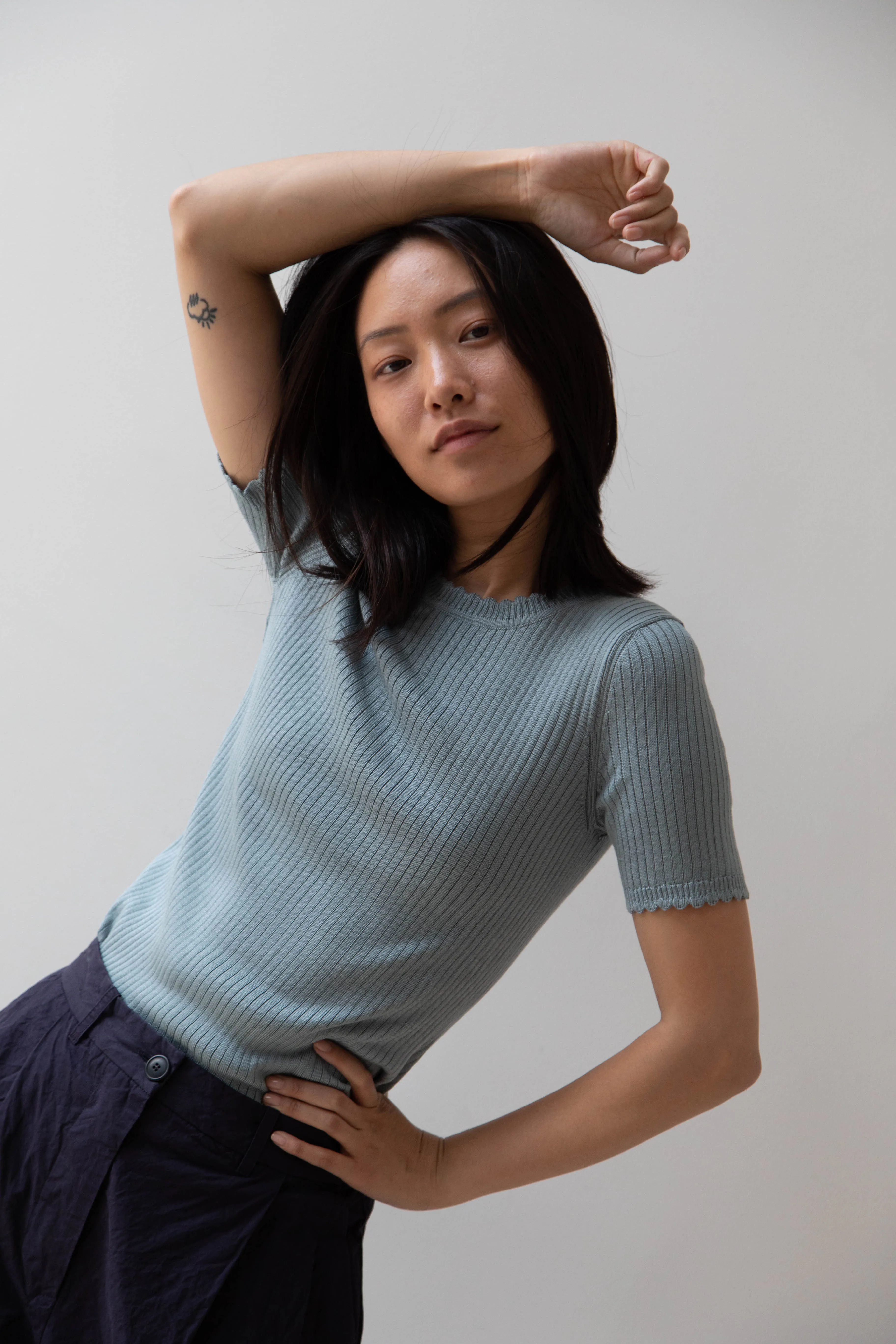 Une Heures | Short Sleeve Scallop in Piscine